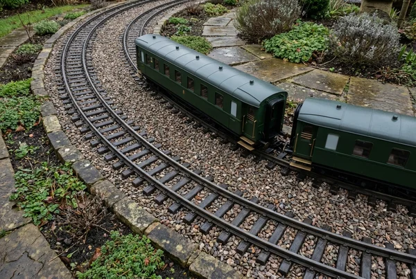 Welcher Radius für Gartenbahn Gleise bei langen Personenwagen wählen – Detailansicht
