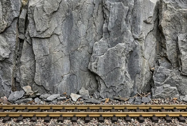 Wie baut man eine naturgetreue Gartenbahn Felswand – Detailansicht