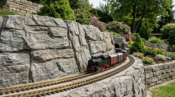 Gartenbahn Felswand bauen: Schritt für Schritt zur naturgetreuen Felskulisse