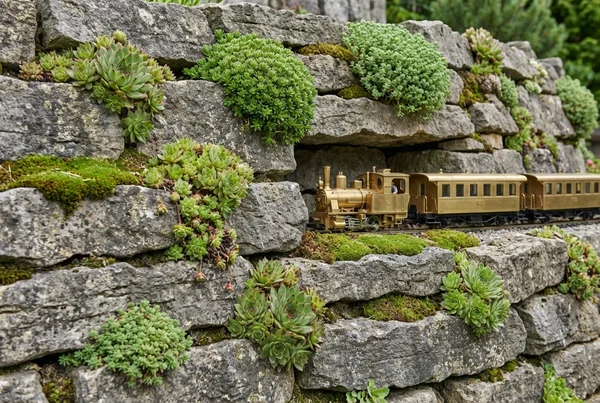 Wie baut man eine naturgetreue Gartenbahn Felswand in der Praxis