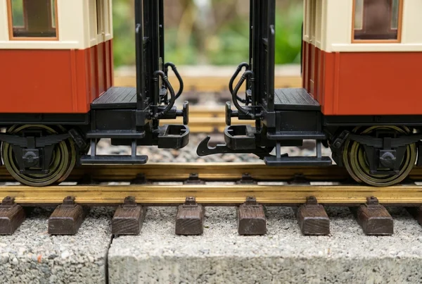 Kabelverbindung zwischen Gartenbahnwagen mit stromführenden Kupplungen – Detailansicht