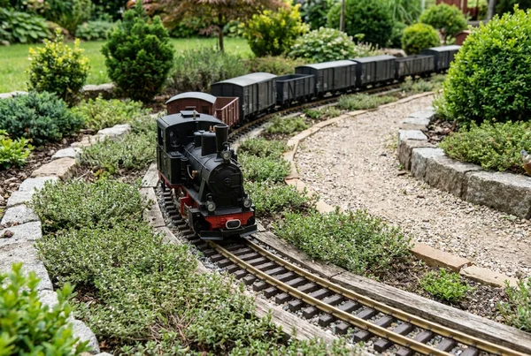 Kabelverbindung zwischen Gartenbahnwagen mit stromführenden Kupplungen in der Praxis