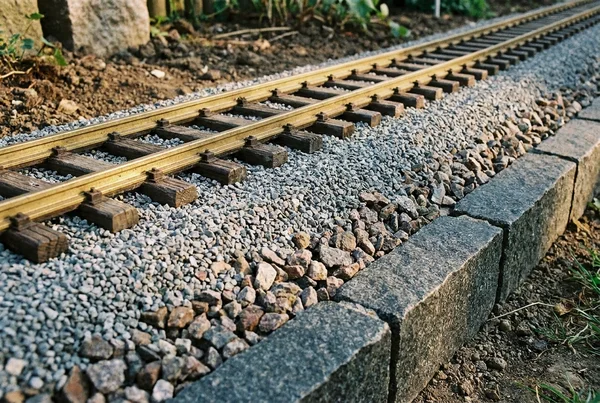 Gartenbahn Gleise frostsicher verlegen und stabilisieren – Detailansicht