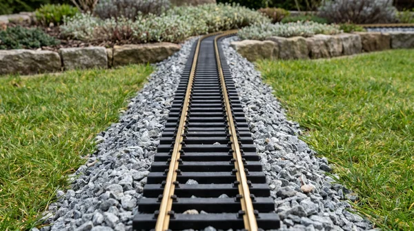 Gartenbahn Gleise frostsicher verlegen und stabilisieren: Profi-Anleitung