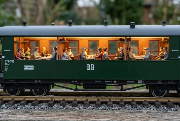Passende Figuren für 7 Fenster Personenwagen Spur G – Detailansicht