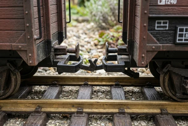 Kupplungsabstand bei gartenbahn waggons richtig einstellen – Detailansicht