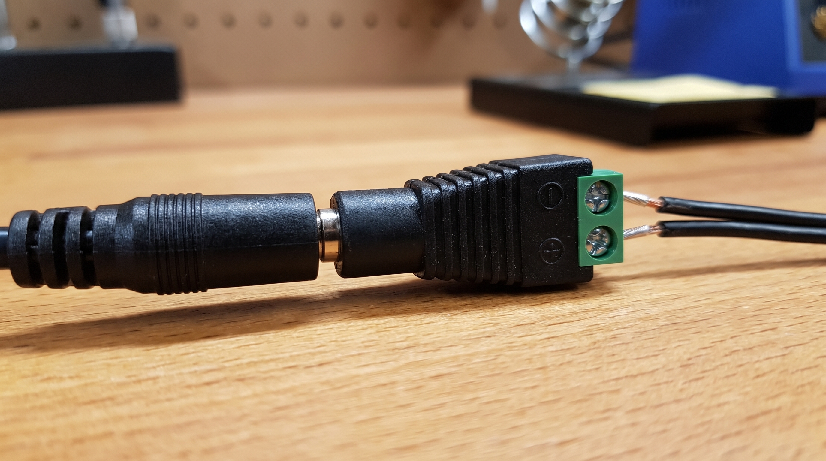 Anschlussadapter mit DC-Hohlbuchse 5,5 x 2,5 mm auf Terminal Block – Spur G ML-Train 84003055 - Detaillierte Übersicht
