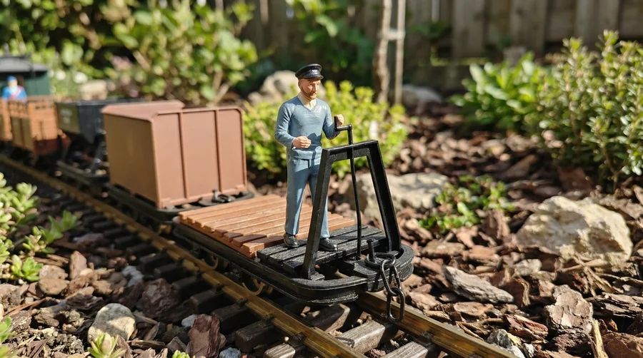 Feldbahnlok-Figur Marius stehend – Lokführer Spur G, handbemalt, witterungsbeständig - Authentische Feldbahn-Atmosphäre