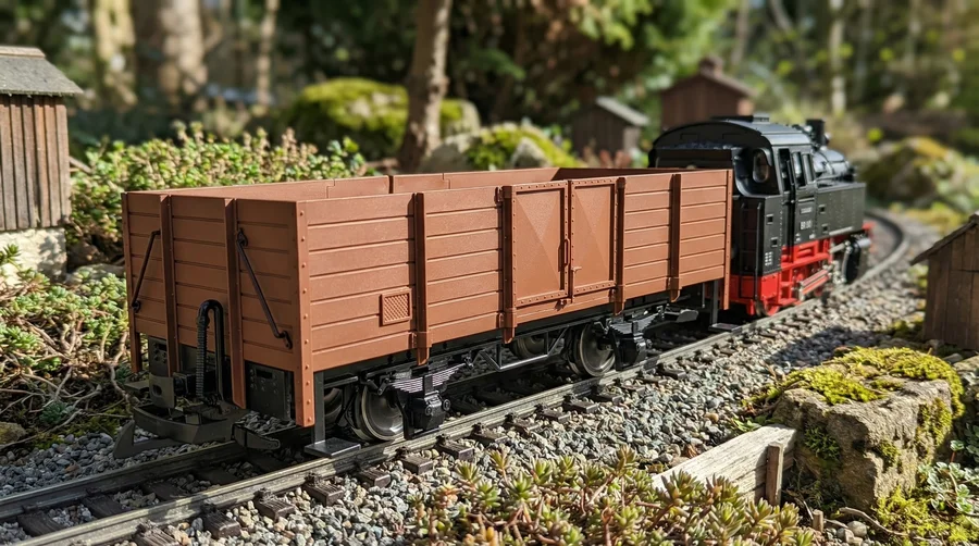 Hochbordwagen braun inkl. Türen mit Magnetverschluss und Edelstahlradsätzen als Spur G Bausatz ML-Train 88900060 - Detaillierte Übersicht
