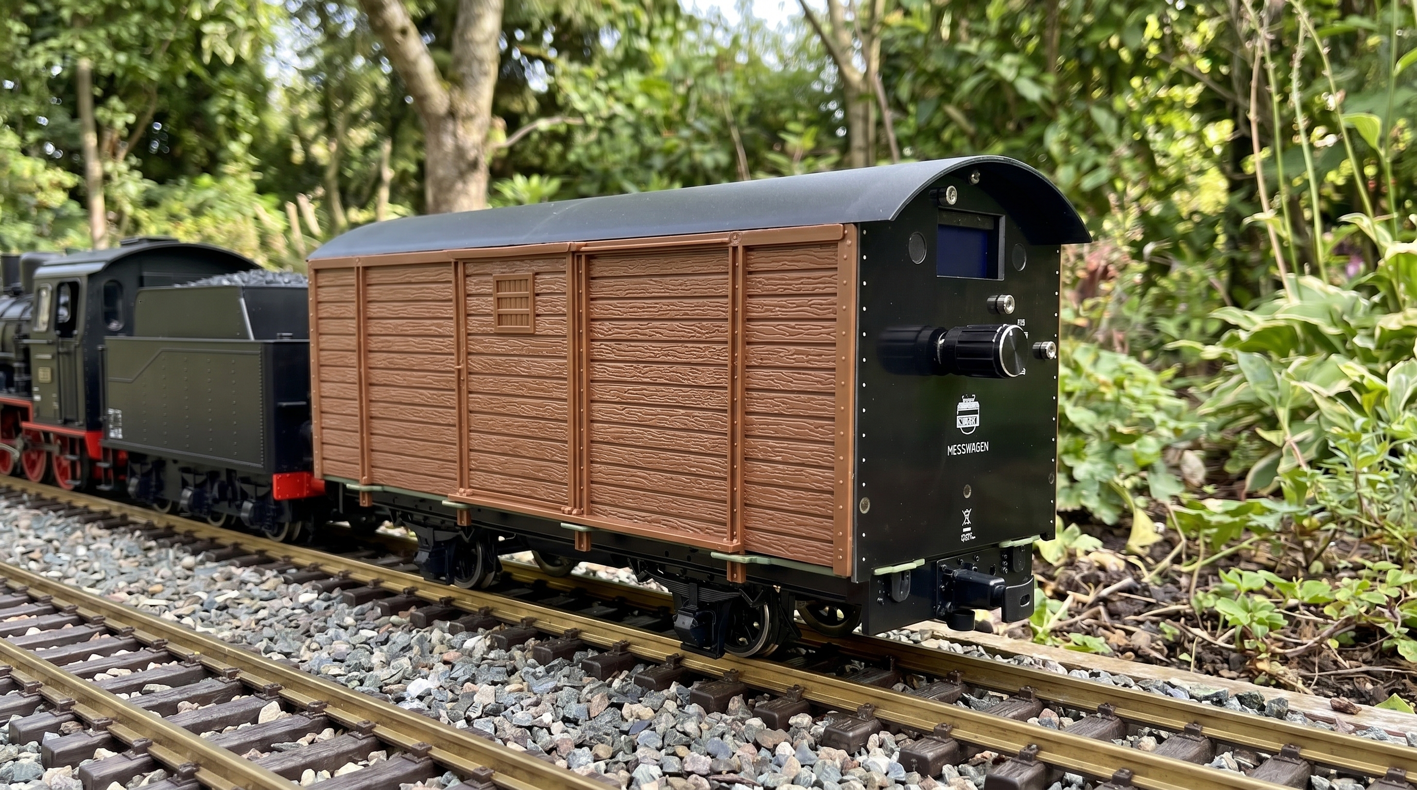 Mess-Güterwagen Spur G Bausatz braun – Diagnose-Wagen mit OLED-Display ML-Train 889190700 - Präzision auf der Anlage